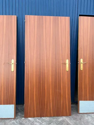 Lote 3 puertas madera con manilla dorada