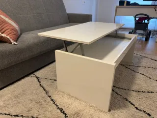 Sofá gris, mesa elevable y alfombra