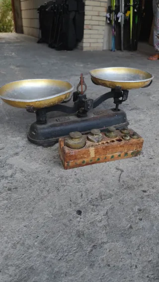 Báscula antigua de hierro con pesas