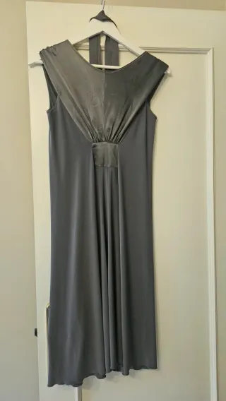 Vestido de fiesta gris con pedrería