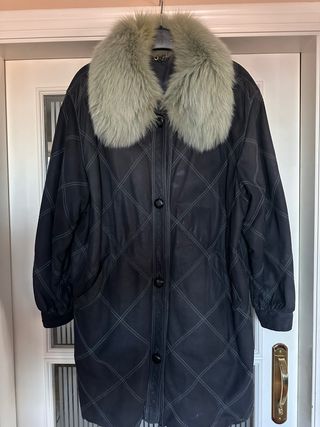 Abrigo ante azul marino cuello pelo a juego.