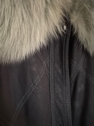 Abrigo ante azul marino cuello pelo a juego.