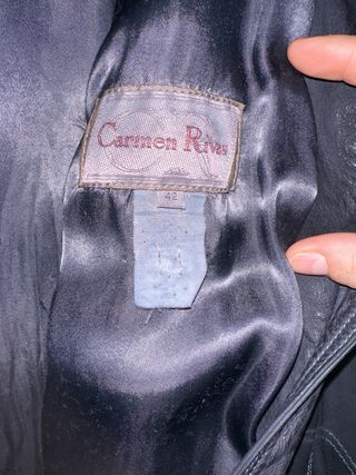 Abrigo ante azul marino cuello pelo a juego.