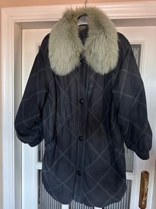 Abrigo ante azul marino cuello pelo a juego.