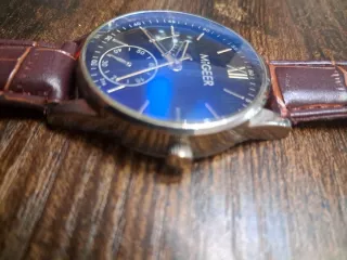 Reloj de pulsera azul y marrón