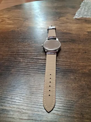 Reloj de pulsera azul y marrón