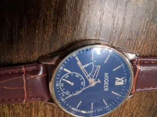 Reloj de pulsera azul y marrón