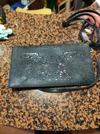 Bolso negro troquelado multicolor