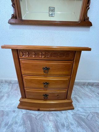 Mesita de noche grande y robusta de pino