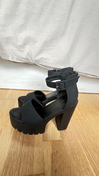 zapatos de tacón negros con solo 1 uso. talla 38