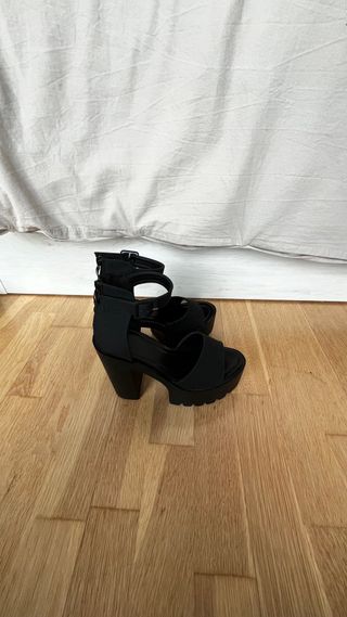 zapatos de tacón negros con solo 1 uso. talla 38