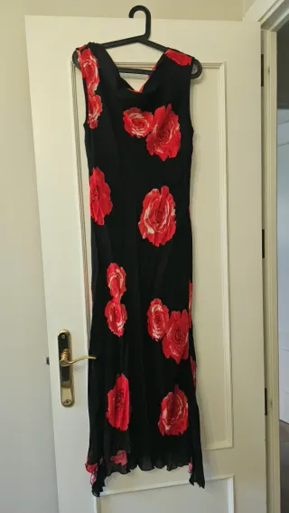 Vestido fiesta negro con rosas rojas