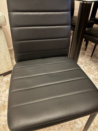 Mesa de comedor + 4 sillas negras