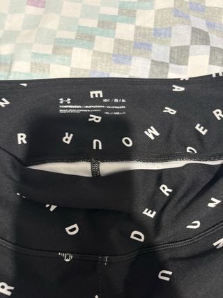 Mallas Under Armour negras con logo