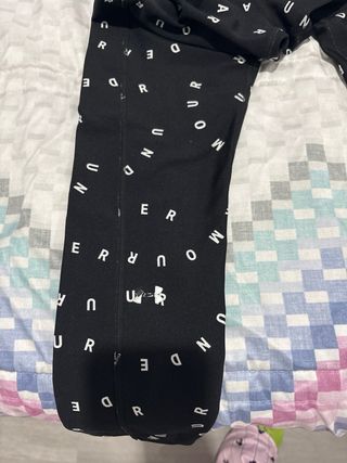 Mallas Under Armour negras con logo