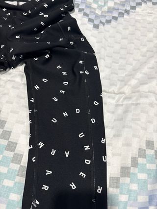 Mallas Under Armour negras con logo