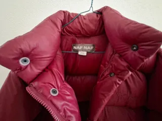 Casaco de penas Naf Naf vermelho