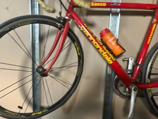 Bicicleta de carreras Cannondale Roja