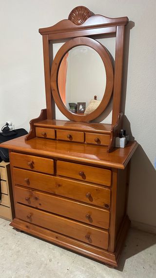Coqueta de madera con espejo