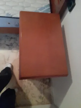 Dos mesitas de noche de madera