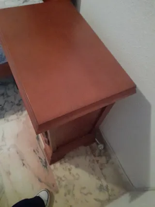 Dos mesitas de noche de madera