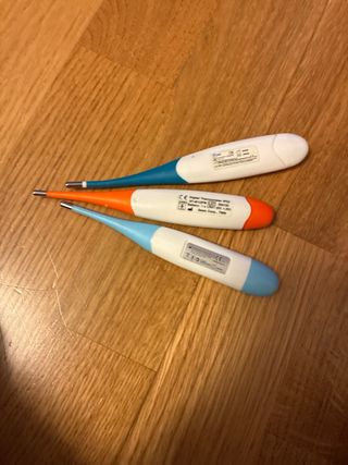 Dos termómetros digitales