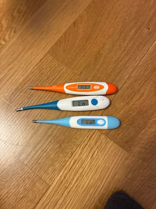 Dos termómetros digitales