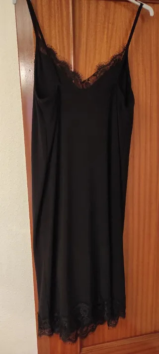 Vestido lencero negro con puntilla