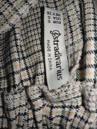 Pantalones de cuadros grises y blancos