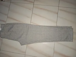Pantalones de cuadros grises y blancos