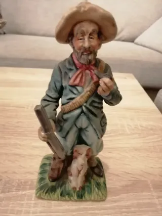 Figura cazador de porcelana