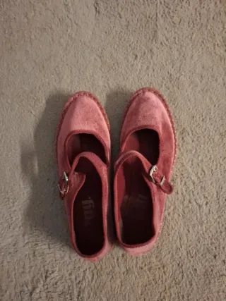 Manoletinas de terciopelo de color rosado granate