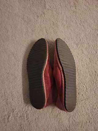 Manoletinas de terciopelo de color rosado granate