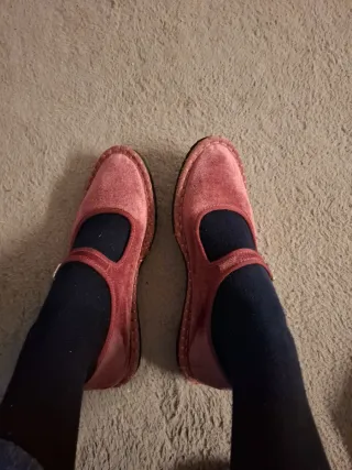 Manoletinas de terciopelo de color rosado granate