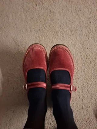 Manoletinas de terciopelo de color rosado granate