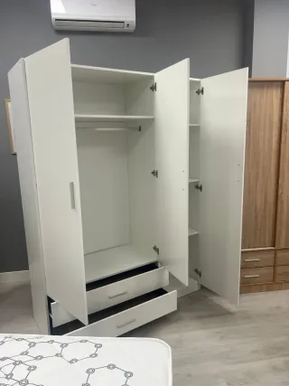 Armario blanco minimalista