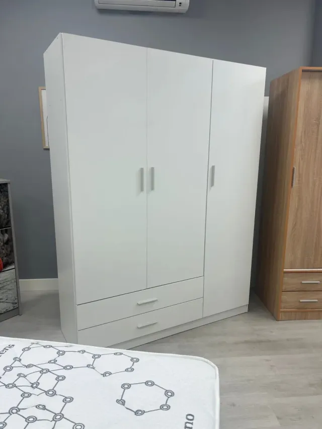 Armario blanco minimalista