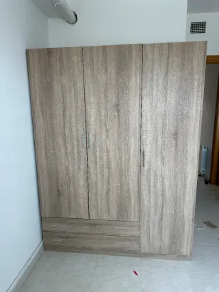 Armario blanco minimalista