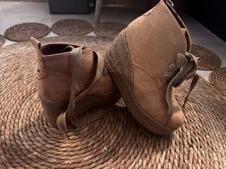 Botines beige con cuña