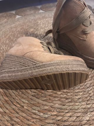 Botines beige con cuña