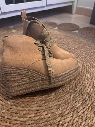 Botines beige con cuña