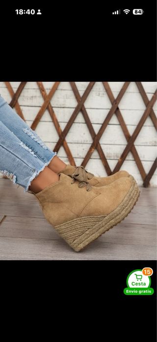 Botines beige con cuña