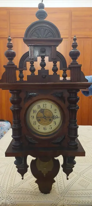 Reloj de pared antiguo de madera