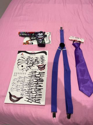 Disfraz Joker niño:  pistola, corbata, tirantes.