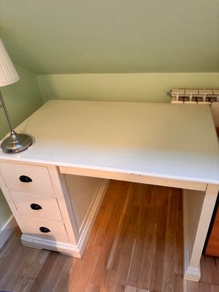 Escritorio de madera blanco con cajones