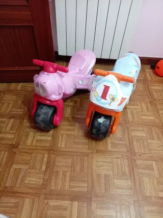 Motos infantiles rosa y naranja