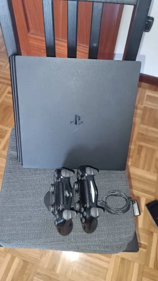 PS4 Pro (limpia) 1 TB + 2 mandos + juegos