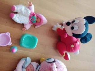 Lote bebé: Mickey, Angry Bird, muñecas Nenuco