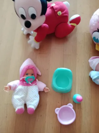 Lote bebé: Mickey, Angry Bird, muñecas Nenuco