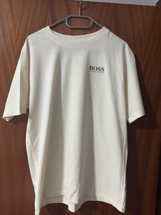 Camiseta BOSS manga corta beige. Sin usar.
